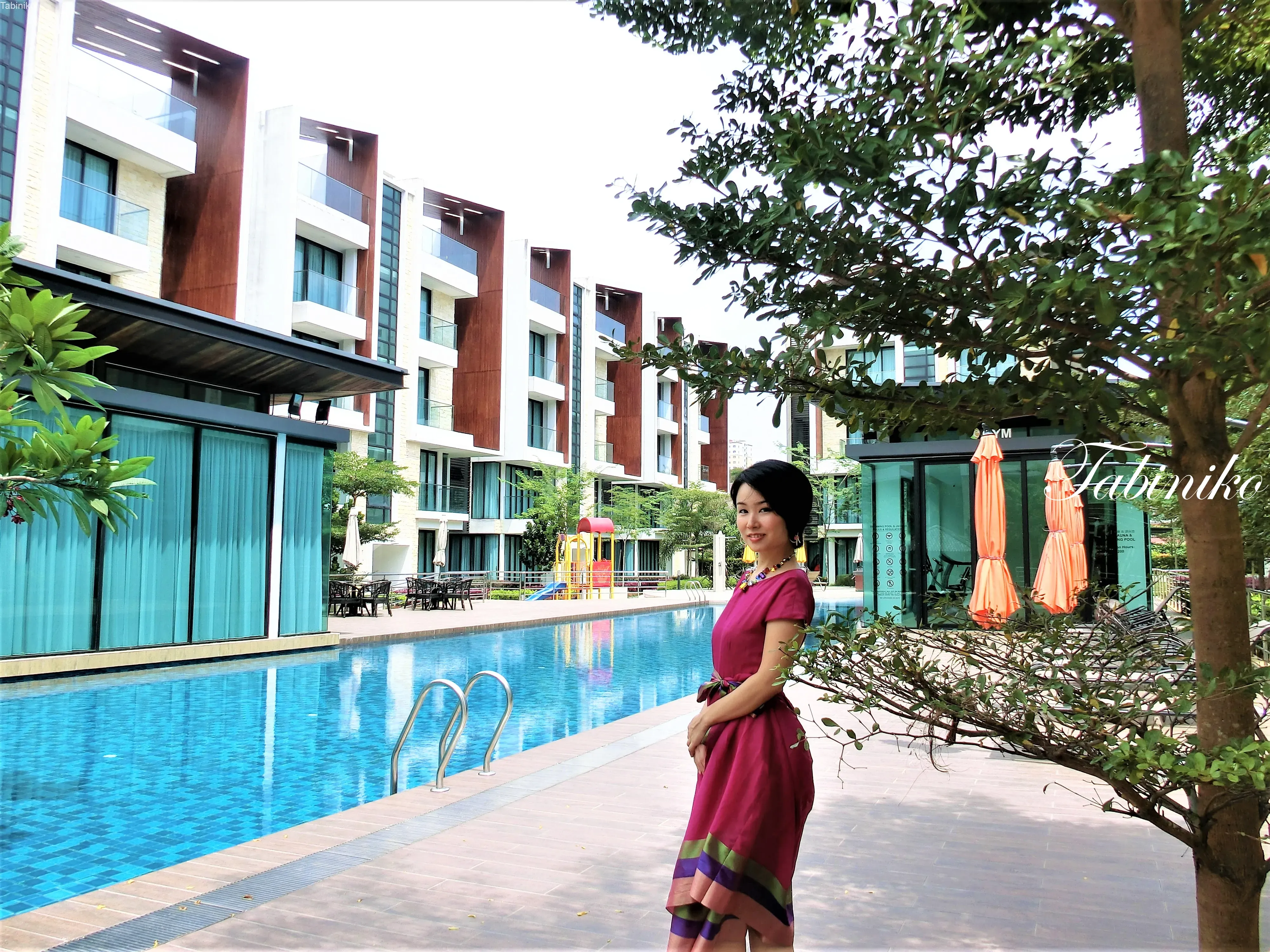 Tropical Villa Serviced Suite in Seri Kembangan 斯里肯邦安的漂亮的房子 中庭院邊的游泳池 豪華的一天